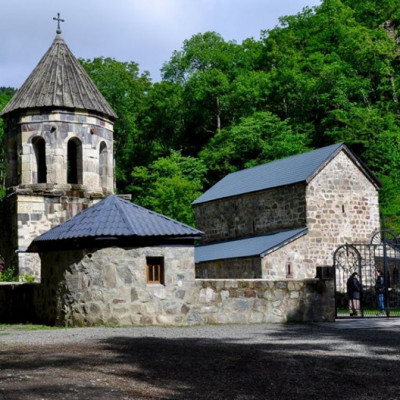 {"en":"Mtsvane Monastery","de":"Mzwane-Kloster","ru":"\u0417\u0435\u043b\u0451\u043d\u044b\u0439 \u043c\u043e\u043d\u0430\u0441\u0442\u044b\u0440\u044c"}