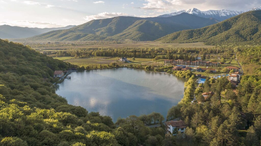 Кавказские горы и озеро Лопота