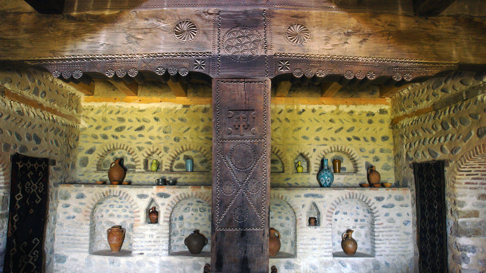 Dedabodzi, main pillar in the dwelling