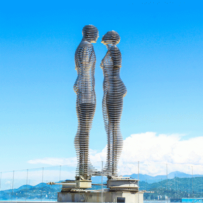 {"en":"The sculpture Ali & Nino","de":"Ali und Nino","ru":"Скульптура Али и Нино"}