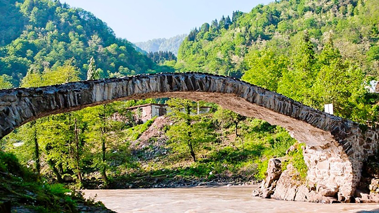 König Tamars Brücke, Dorf Keda, Georgia