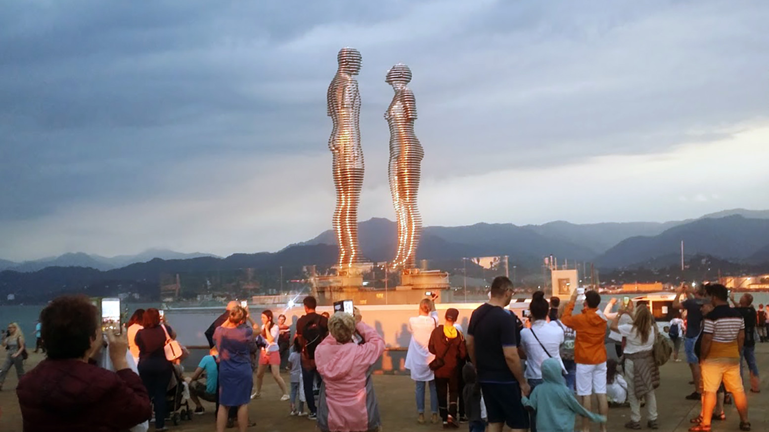 Gemeißelte Geschichten: Ikonische Statuen Georgiens