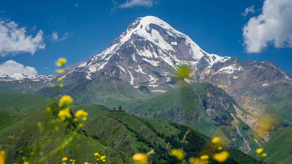 Blühende Landschaften Georgiens im späten April