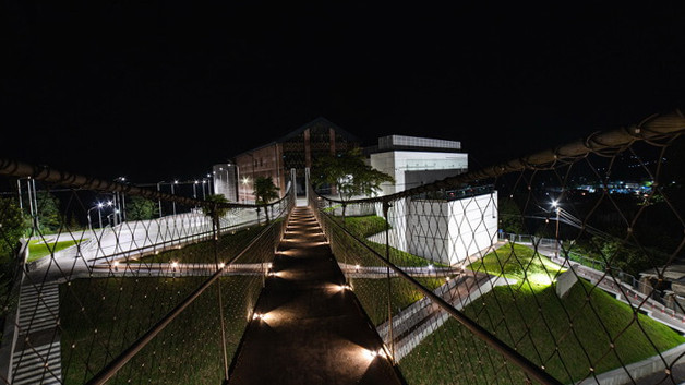 Archäologisches Museum von Vani bei Nacht