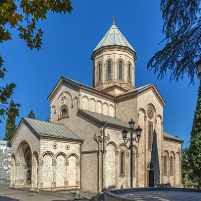 {"en":"Kashveti Church","de":"Kwaschweti-Kirche","ru":"Церковь Квашвети"}