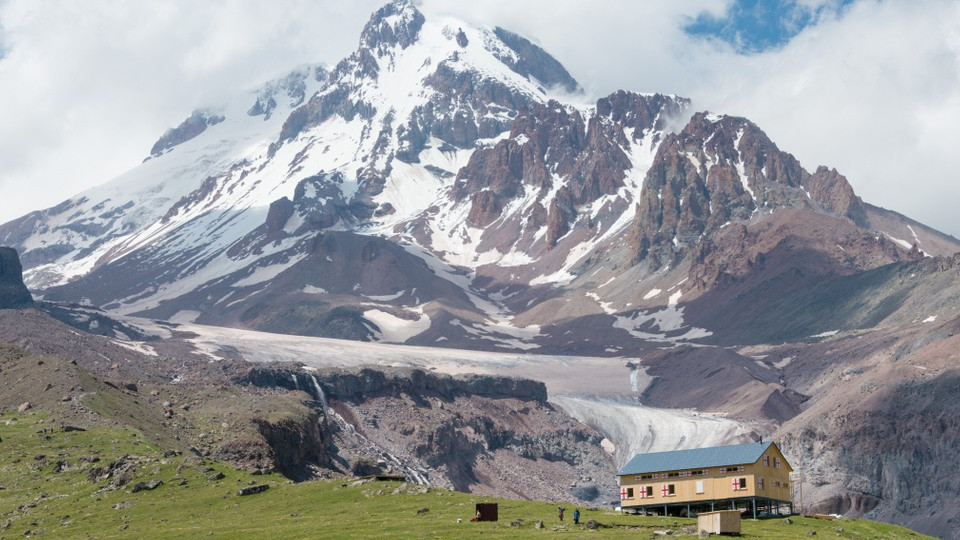 Auswahl an Altihut und Kazbegi-Bergen