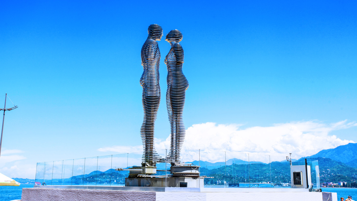 Kinetische Skulpturen von Ali und Nino, Bildhauer T. Kvesitadze. Batumi-Boulevard