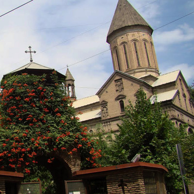 {"en":"Jvarismama Church","de":"Dschwaris Mama Bezirkskirche","ru":"Джварис Мама Церковь"}