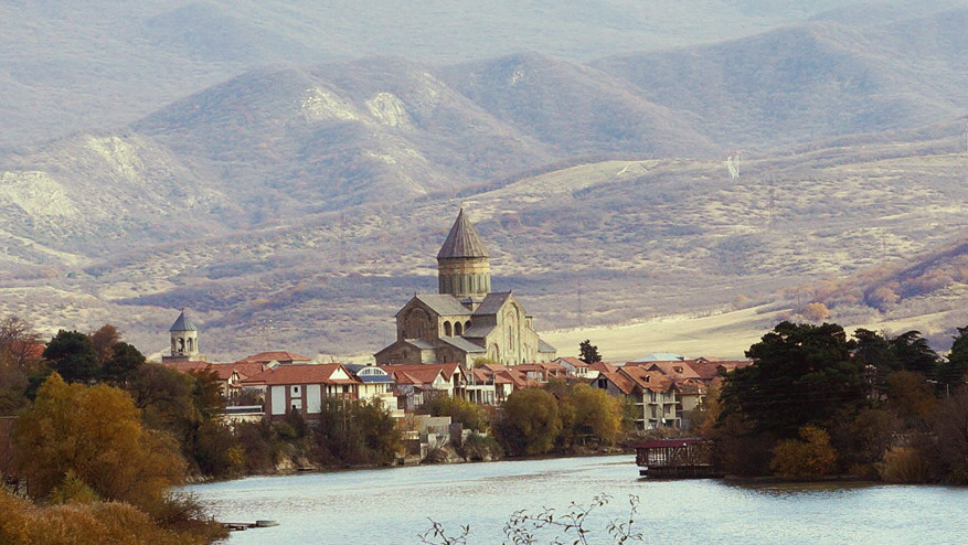 Светицховели и река Мтквари, Грузия.