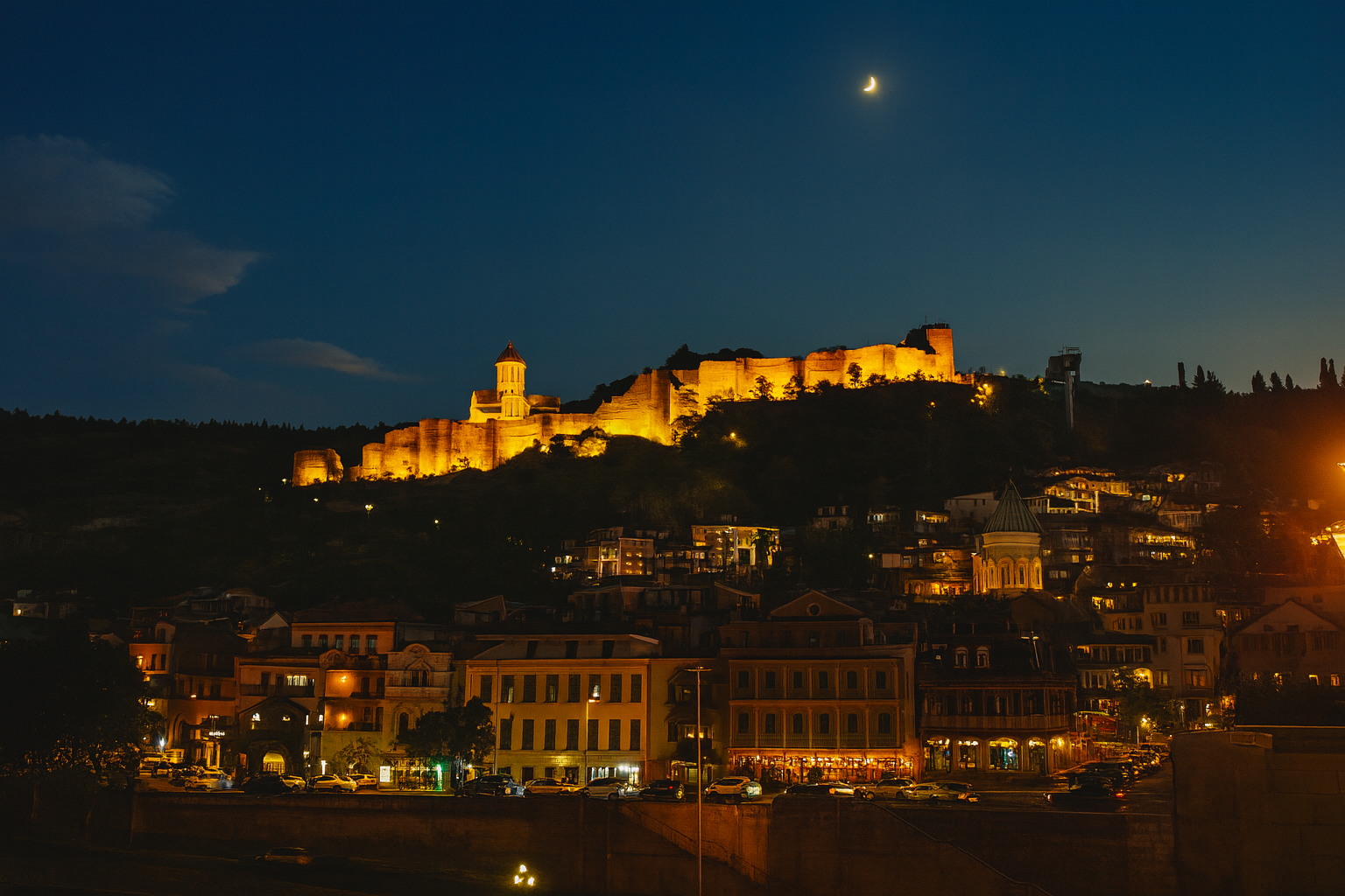Entdecke den Rike-Park: Tbilisis modernes Juwel am Fluss