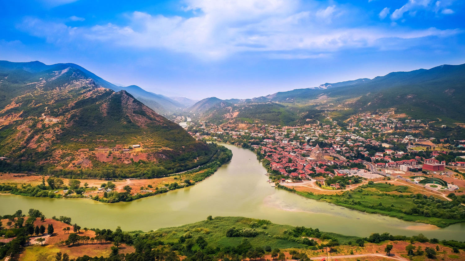 Panorama über das Armazi-Gebirge und die Stadt Mtskheta, Zusammenfluss der beiden Flüsse Aragvi und Mtkvari