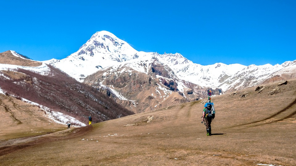 Trekkingweg nach Kazbegi