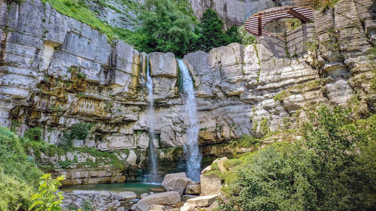 Okatse waterfall, observation platform