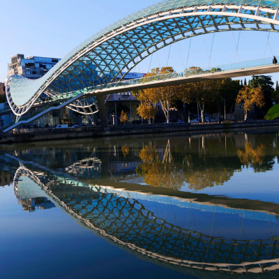 {"en":"Bridge of Peace","de":"Brücke des Friedens","ru":"Пешеходный мост Тбилиси"}