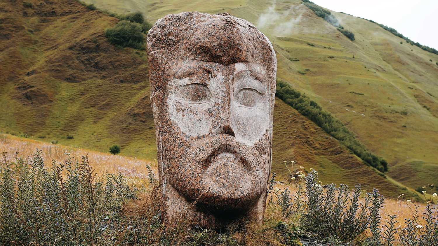 Каньон Сно. Монолитная скульптура Мераба Пиранишвили